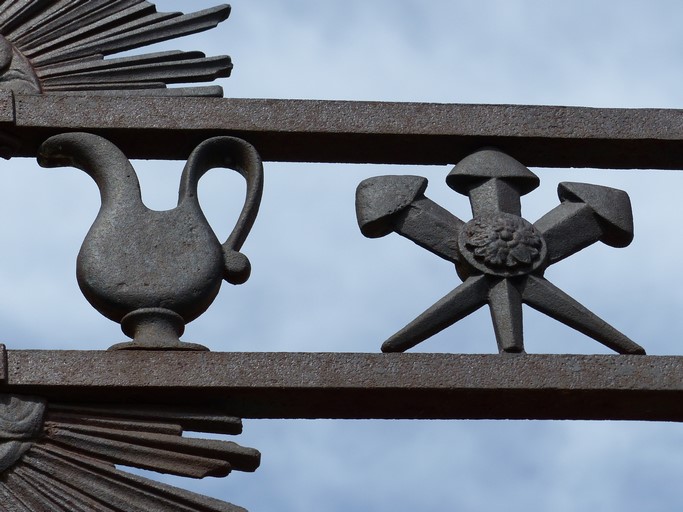 Croix du cimetière de Barret-de-Lioure