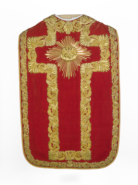 ornement rouge : chasuble, étole, voile de calice, bourse de corporal