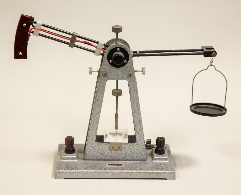 Instrument de mesure des grandeurs magnétiques : balance de Cotton