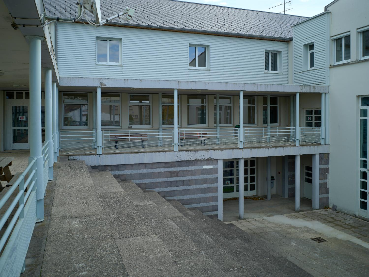 Foyer de progrès agricole, puis centre de formation professionnelle agricole, puis collège agricole, actuellement lycée professionnel agricole de Rochefort-Montagne