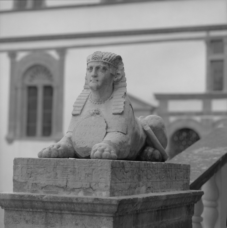 Statue du sphinx de la rampe du corps de galerie