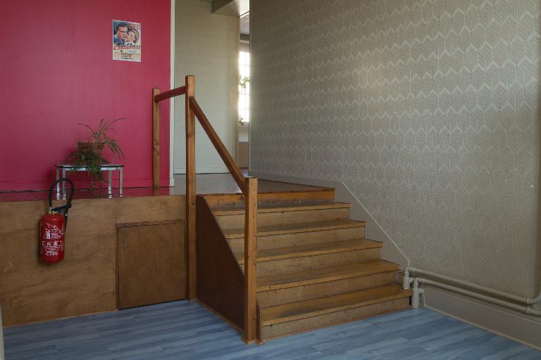 Manoir de Chènevoux, puis collège de jésuites, puis école centrale, puis lycée de garçons, actuellement lycée d'enseignement secondaire Jean-Puy