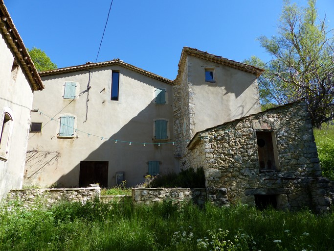 Bâtiment principal et extension sud-est. Vue d'ensemble prise du sud.