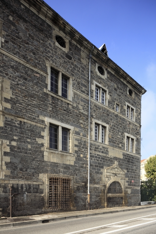 Collège de Tournon, puis école royale militaire, école centrale, collège communal, collège royal, lycée impérial, lycée de garçons, actuellement lycée Gabriel-Faure