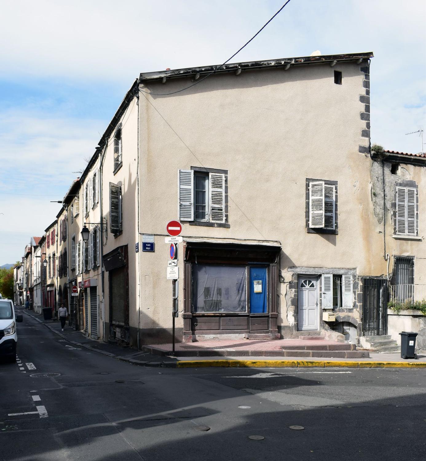 Ensemble de trois maisons