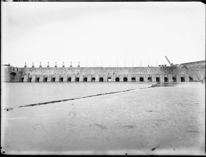 Barrage de garde dit barrage hydroélectrique de Jonage, écluse