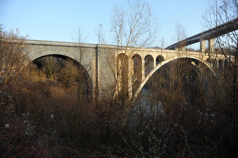 Ensemble de deux ponts routiers, dont le pont routier de Savoie