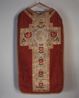 Ornement rouge : chasuble, étole, manipule, bourse de corporal, voile de calice