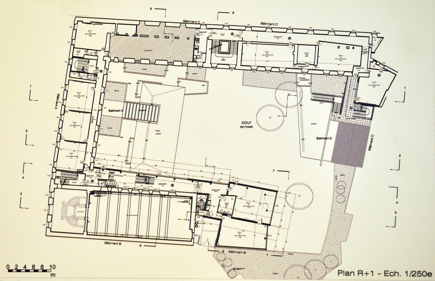 Collège de jésuites d'Aurillac, puis collège communal, lycée de garçons, école primaire supérieure de jeunes filles, collège moderne et technique de jeunes filles, actuellement collège Jeanne-de-La-Treilhe