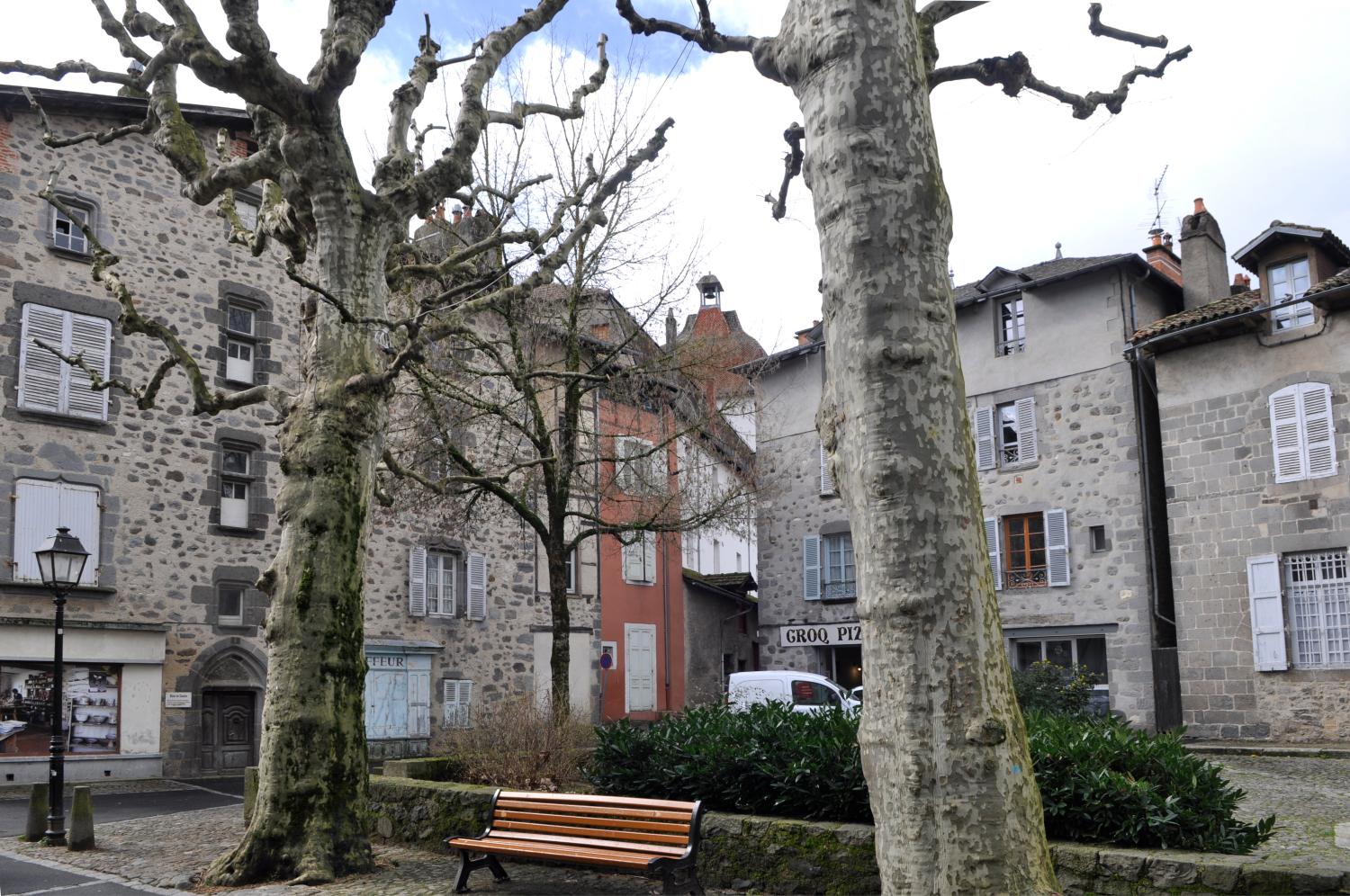 Collège de jésuites d'Aurillac, puis collège communal, lycée de garçons, école primaire supérieure de jeunes filles, collège moderne et technique de jeunes filles, actuellement collège Jeanne-de-La-Treilhe