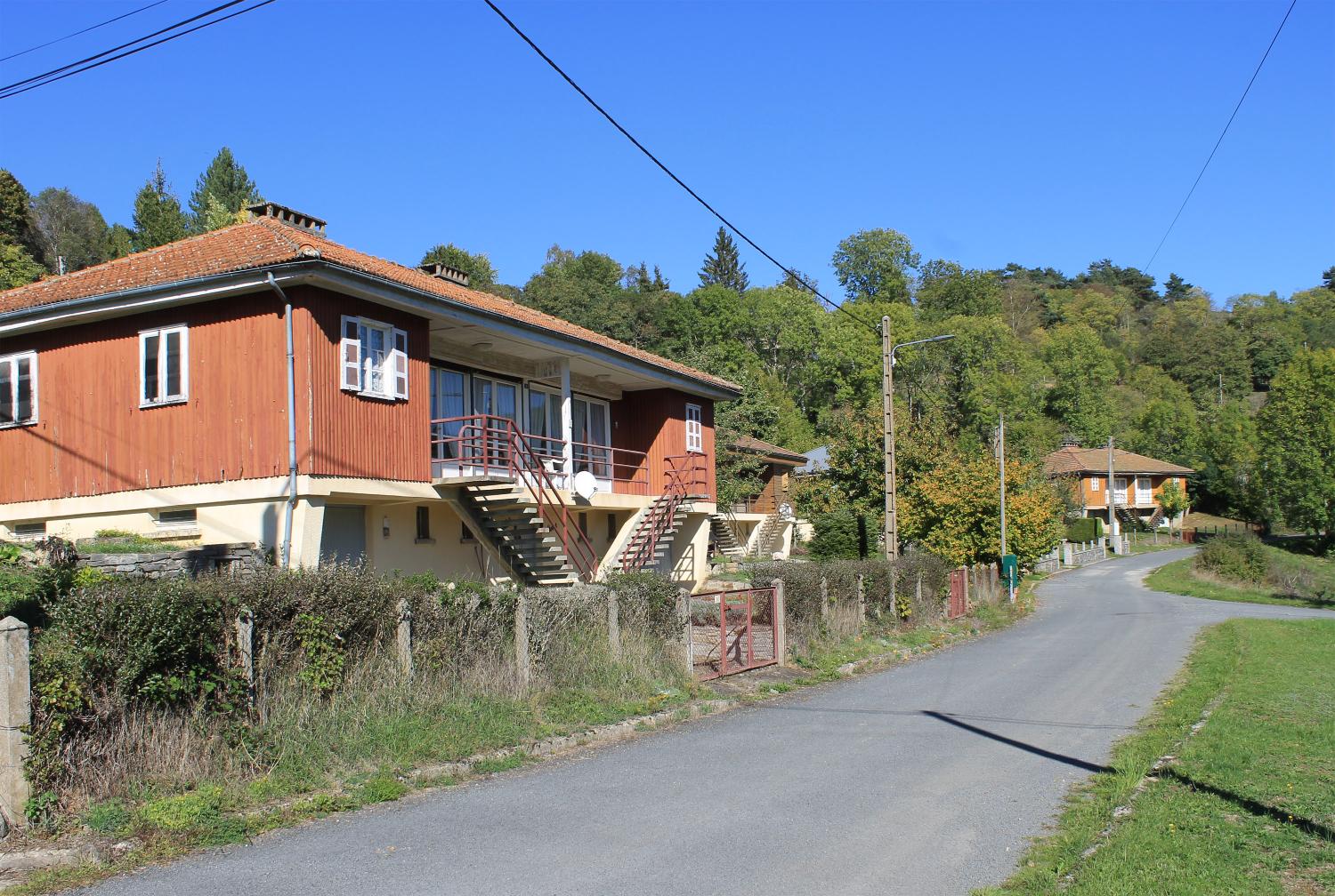 Le barrage de Grandval à Neuvéglise-sur-Truyère et Fridefont.