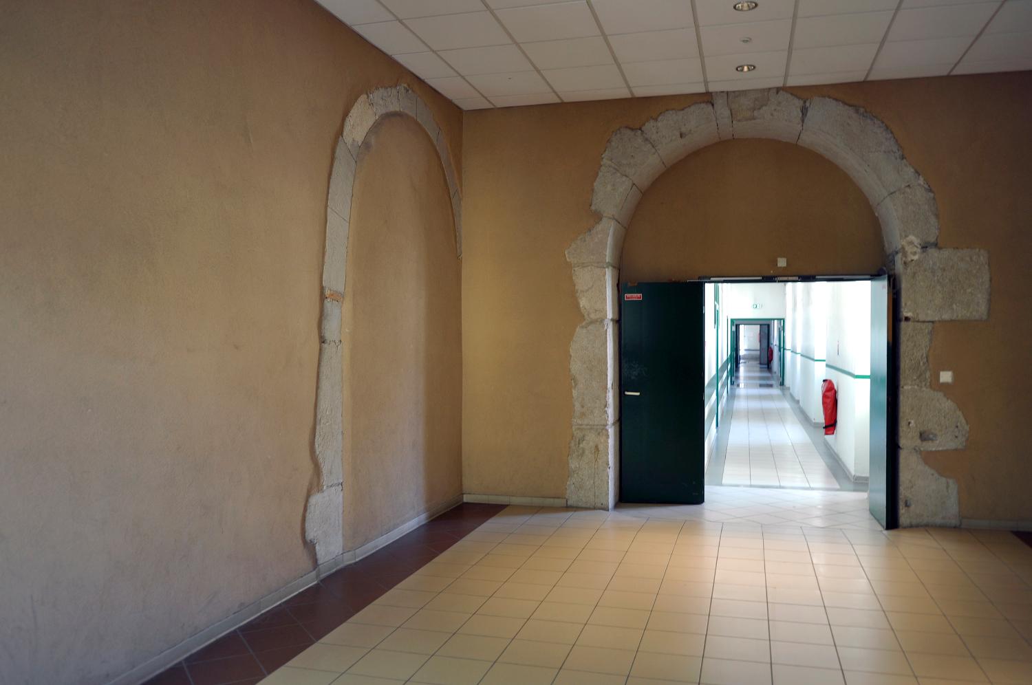 Collège de jésuites, puis institut national, école centrale supplémentaire, école communale secondaire, collège communal et école pratique de commerce et d'industrie, lycée, actuellement collège François-Ponsard