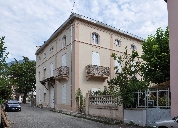 Atelier et logement d'ouvriers, entreprise de plâtrerie Rosset, actuellement immeuble, meublés Poussin