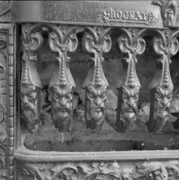 Maison de chanoinesses (maison de Madame de Grésolles), puis pensionnat de jeunes filles