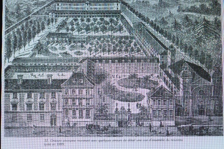 Manoir de Chènevoux, puis collège de jésuites, puis école centrale, puis lycée de garçons, actuellement lycée d'enseignement secondaire Jean-Puy