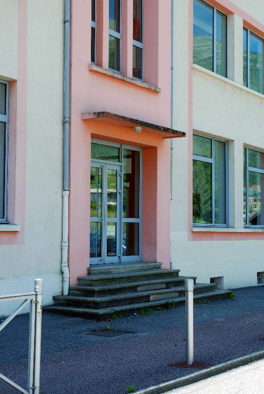 Groupe scolaire de Montroux, puis Cité technique, actuellement lycée d'enseignement général, technologique et professionnel René-Perrin