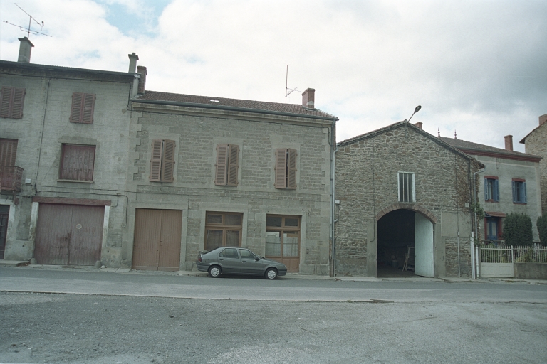 Les maisons, magasins de commerce et immeubles de la commune de Sail-sous-Couzan