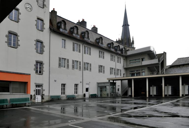 Collège de jésuites d'Aurillac, puis collège communal, lycée de garçons, école primaire supérieure de jeunes filles, collège moderne et technique de jeunes filles, actuellement collège Jeanne-de-La-Treilhe