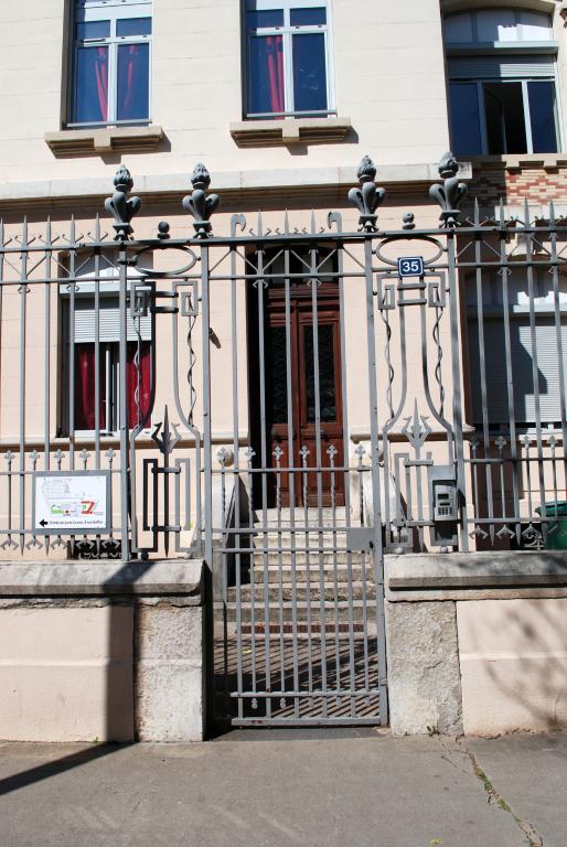 École pratique de commerce et d’industrie, actuellement lycée d’enseignement général, technologique et professionnel, dit cité scolaire Hippolyte Carnot