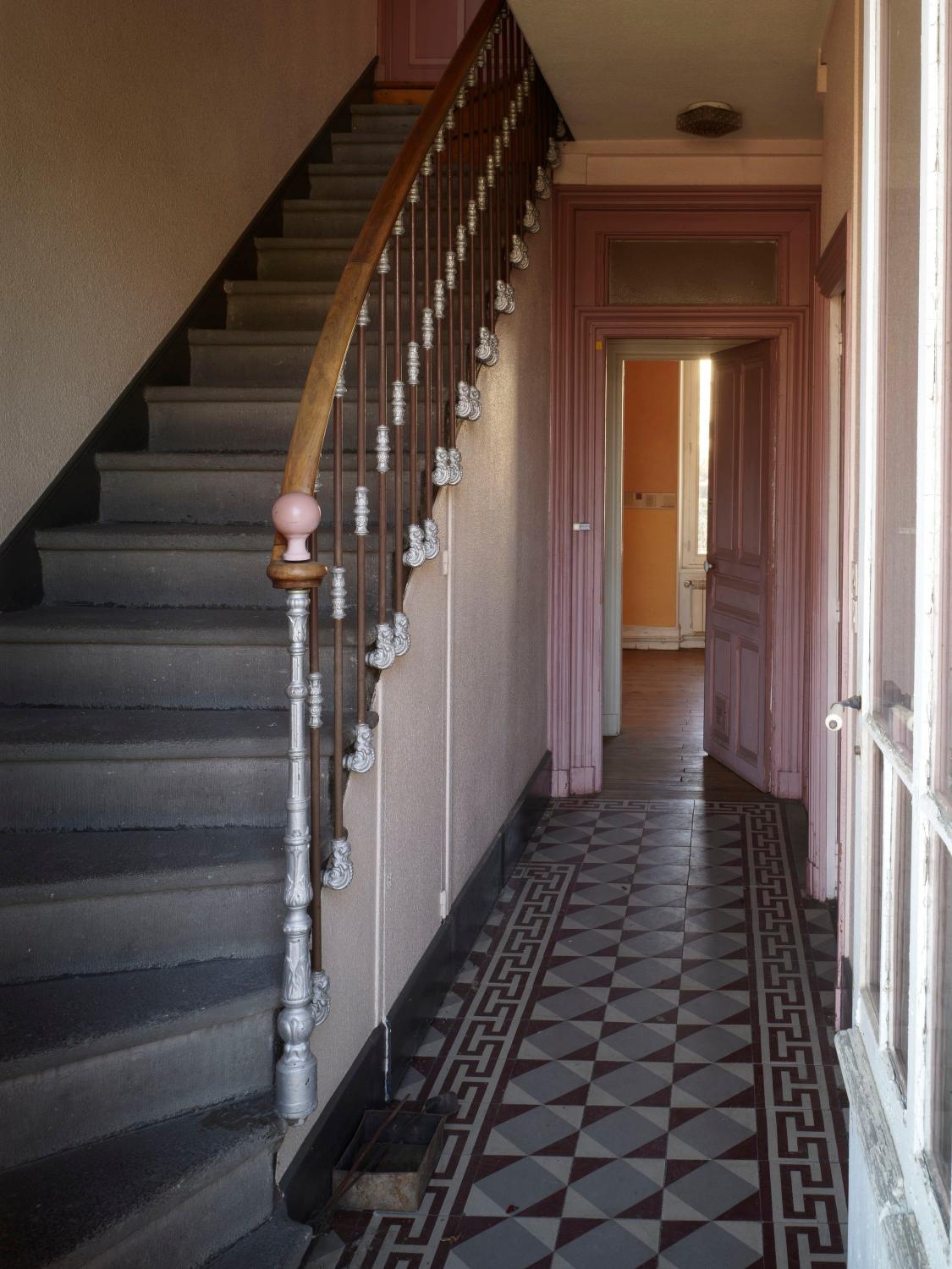Vue intérieure, couloir et escalier, départ de la main courante suspendue