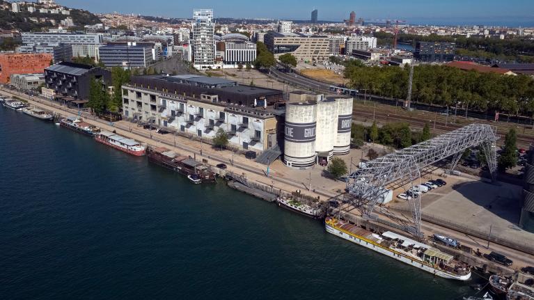 Entrepôt commercial, dit magasin général des sucres, puis la Sucrière espace d'exposition.