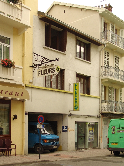 Immeuble, puis entrepôt commercial, puis garage de réparation automobile, actuellement supérette