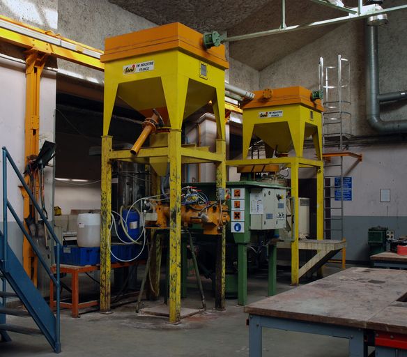 Quatre machines à fondre : deux fours à aluminium, un four de fonte, et un four de cire perdue ; quatre machines à modifier la malléabilité : une sablerie pour sable noir et trois malaxeurs de sable ; une machine à modeler : noyauteuse