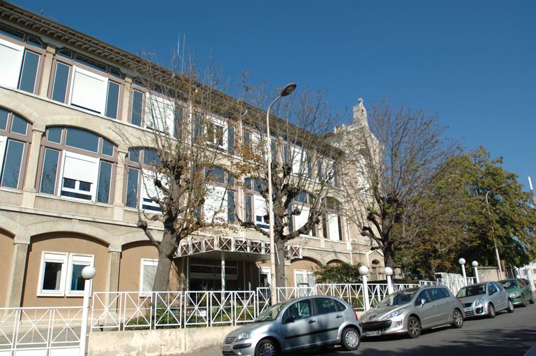 Hospice des vieillards ou de la Croix, hospice des Incurables, puis hôpital Sainte-Croix