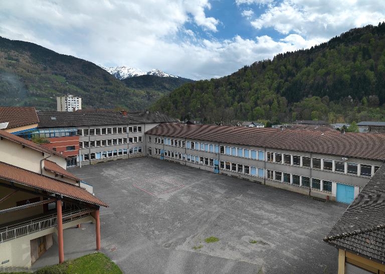 Groupe scolaire de Montroux, puis Cité technique, actuellement lycée d'enseignement général, technologique et professionnel René-Perrin