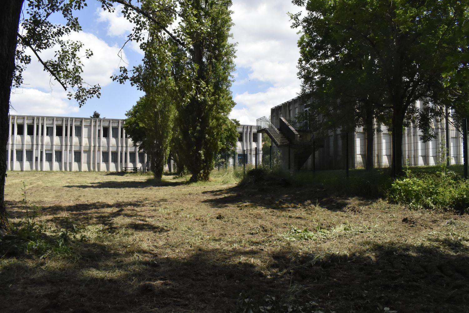 Collège d'enseignement technique, puis lycée professionnel Maurice-Guyot, actuellement immeuble de bureaux et ateliers