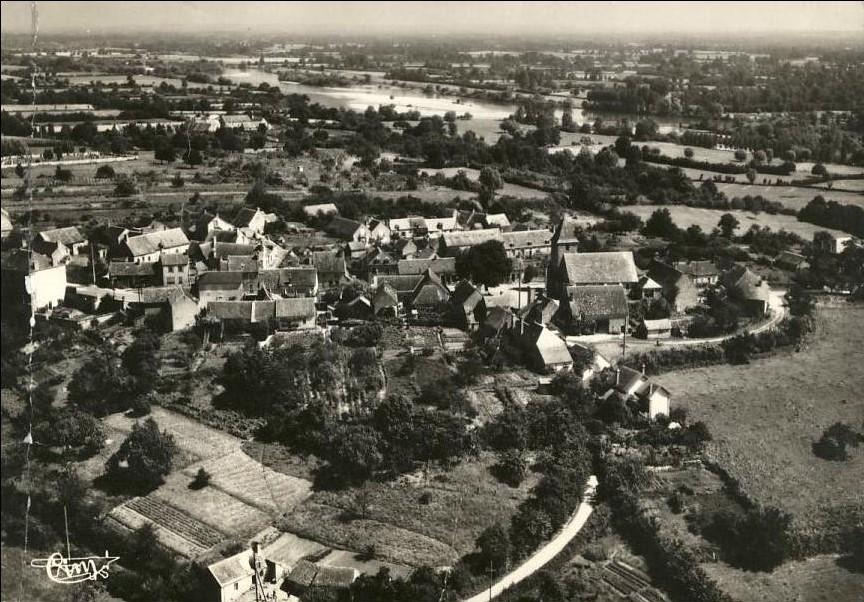 Château-sur-Allier : vue aérienne avec la rivière Allier au second plan