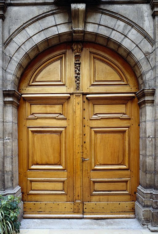 Deux vantaux, tympan de menuiserie (dormant) du portail de l'église