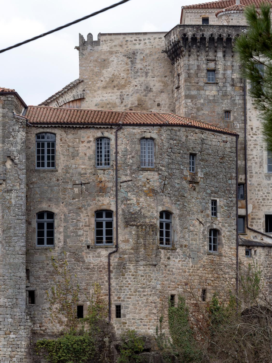 Château, puis palais de justice et prison, puis hôpital, actuellement château de Largentière