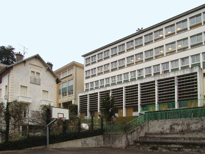 Lycée municipal Rossignoli ; collège Jean-Jacques Perret, Bâtiment de 1962  : terrain de sport (IVR82_20077300087NUCA) - Inventaire Général du  Patrimoine Culturel