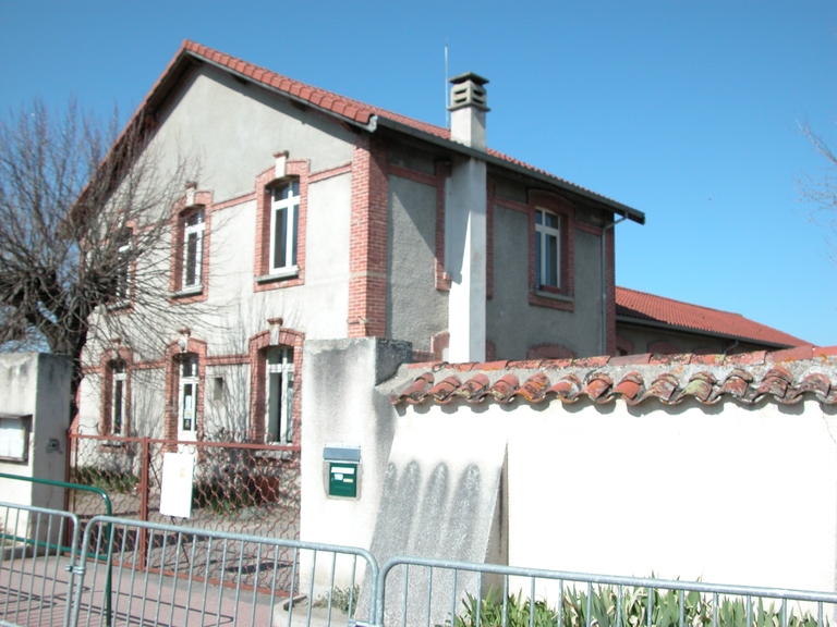 École de garçons, puis école mixte, actuellement groupe scolaire