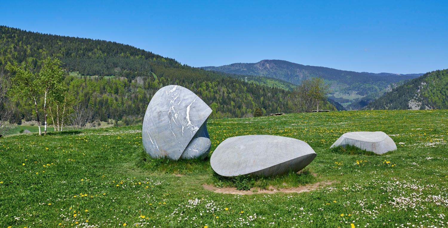 Ensemble de trois sculptures (ronde-bosse) : Les Pierres