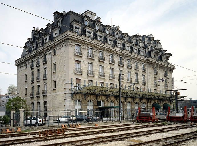 Hôtel de voyageurs : hôtel Terminus, puis hôtel Frantour, puis Grand Hôtel Mercure Château Perrache