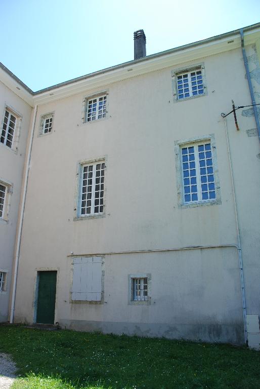 Maison forte (?), puis château dit de Montfalcon du Cengle, actuellement hôtel de voyageurs (Relais château)