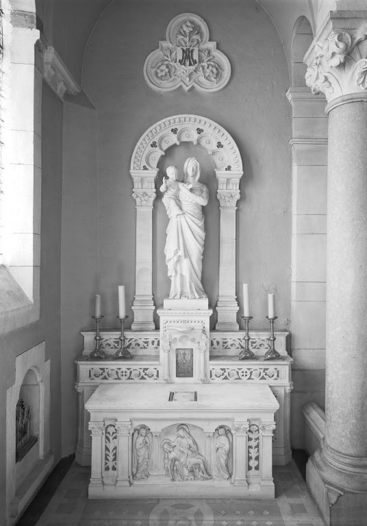 ensemble de la chapelle de la Vierge (verrière, autel, tabernacle, statue, arcature, dessus-de-baie)