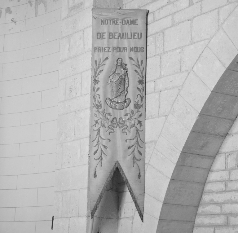 Ensemble de 2 bannières de procession : bannière de paroisse de Notre-Dame-de-Beaulieu, bannière de confrérie de Saint Joseph