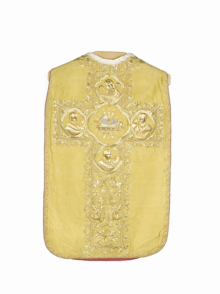 ensemble de quatre chapes, quatre dalmatiques, une chasuble, trois étoles, trois manipules, un voile de calice, une bourse de corporal, une pale, trois voiles huméraux : ornement doré n°3