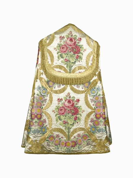 Ensemble de six chapes, quatre chasubles, sept dalmatiques, quatre étoles, une étole pastorale, six manipules, quatre bourses de corporal, cinq voiles de calice, un voile huméral : ornement blanc n°2