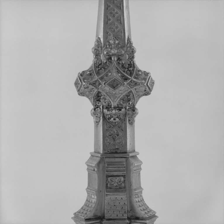 Ensemble de 5 chandeliers d'autel et une croix d'autel