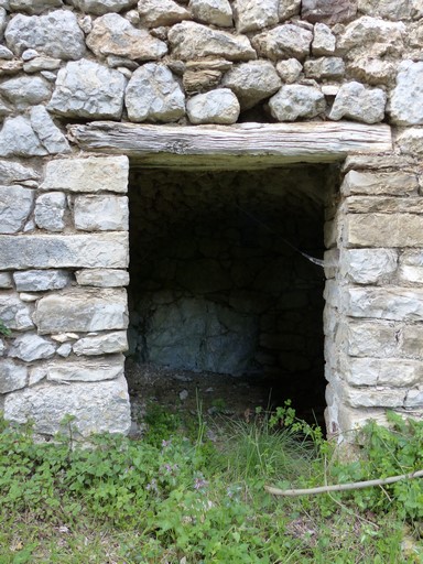 Porte d'étable, ferme au hameau du Génisseau.
