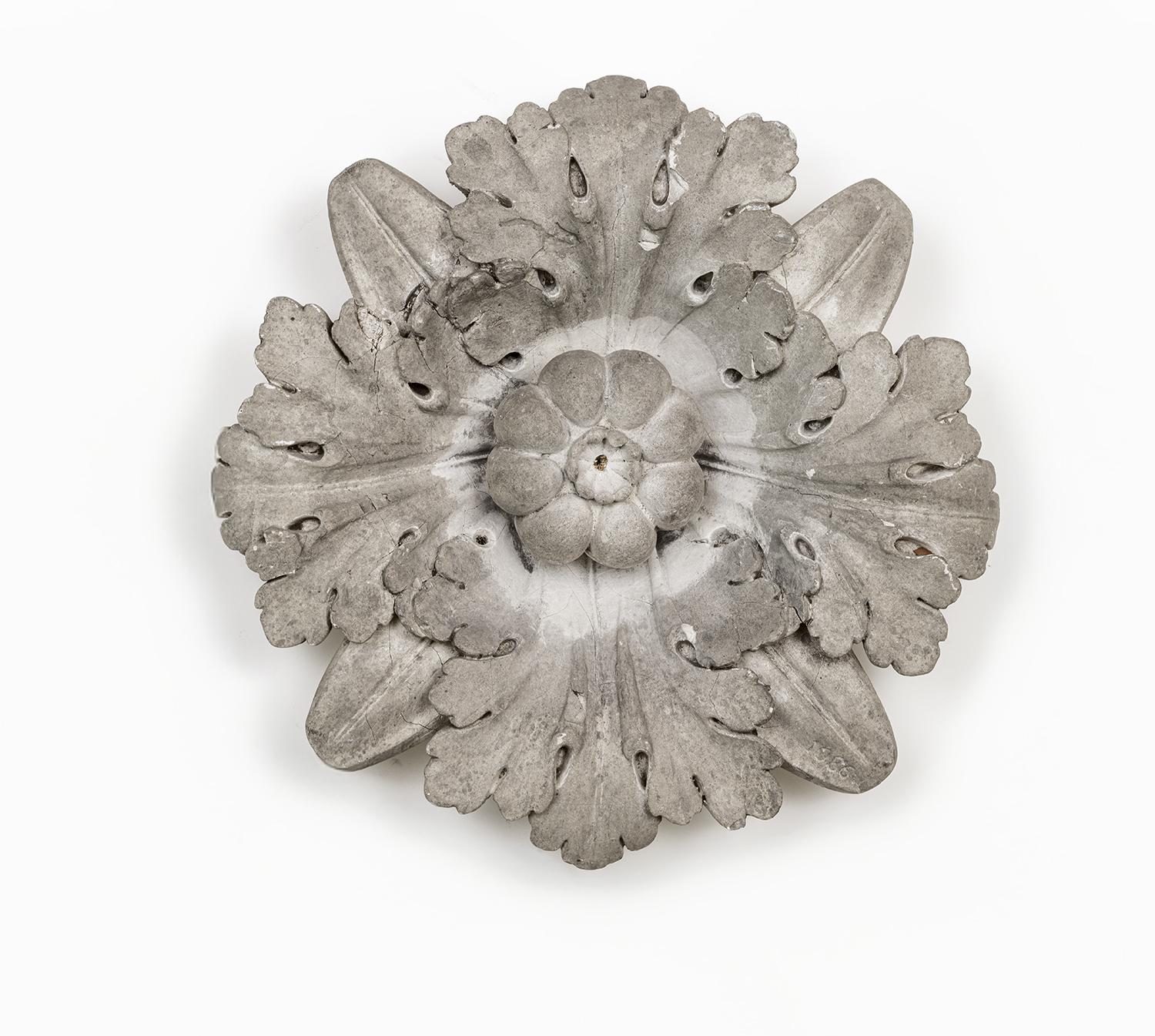 Haut-relief : Fleuron du chapiteau du temple de Castor et Pollux