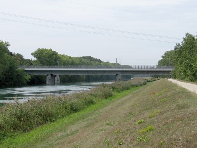 Viaduc autoroutier de Miribel-Jonage