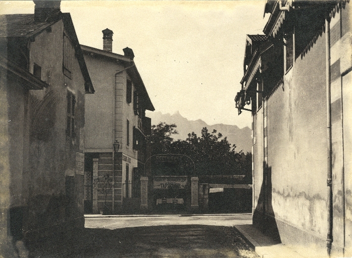 Écurie et remise, puis garage, puis garage et immeuble