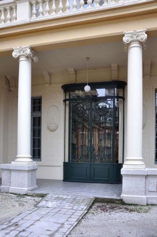 Hôtel de voyageurs, Hôtel du Globe, puis Grand Hôtel de l'Europe, puis Hôtel de l'Europe et Villa Béatrice, actuellement immeuble Europe-Béatrice