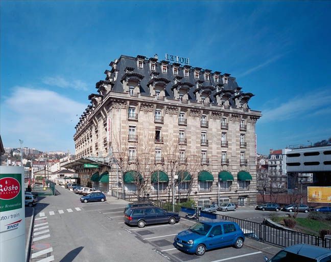 Hôtel de voyageurs : hôtel Terminus, puis hôtel Frantour, puis Grand Hôtel Mercure Château Perrache