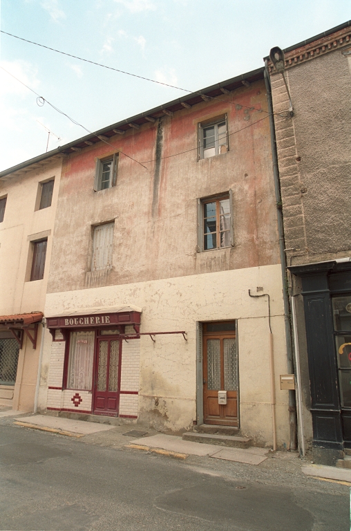 Les maisons, magasins de commerce et immeubles de la commune de Sail-sous-Couzan